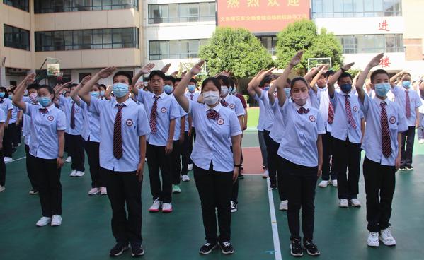 全体学生向国旗敬礼